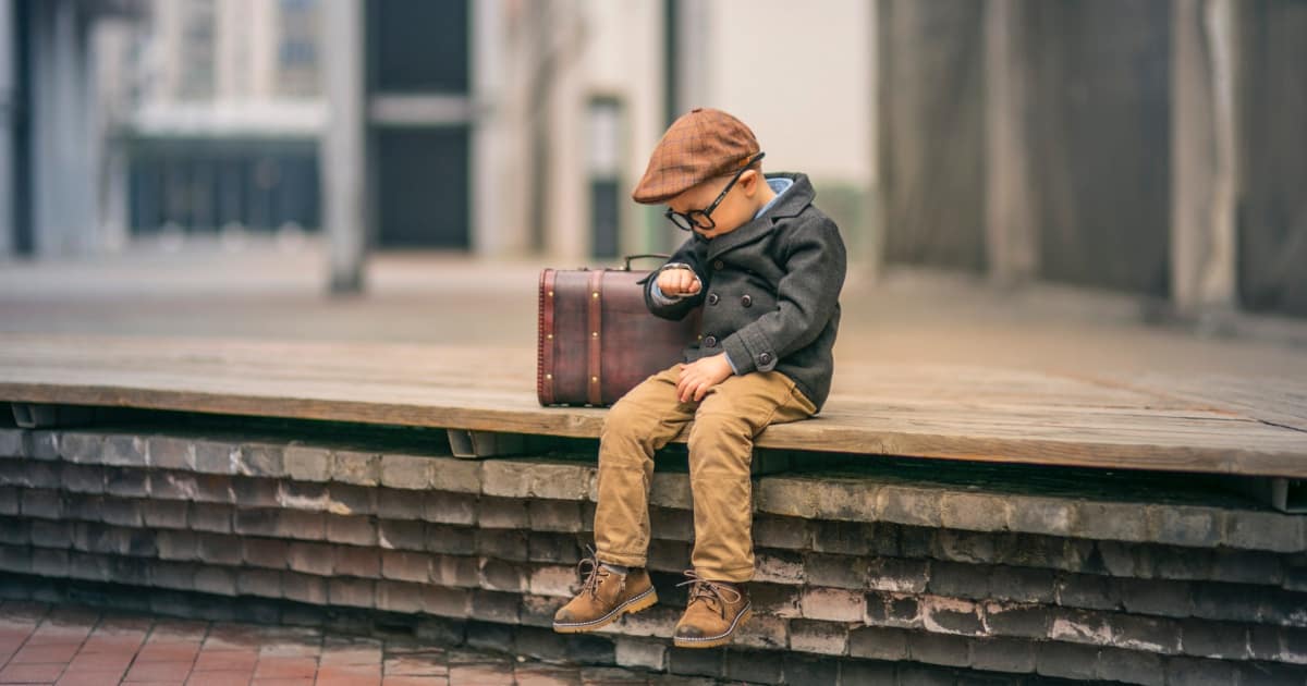 開好房間後等待外約妹到達